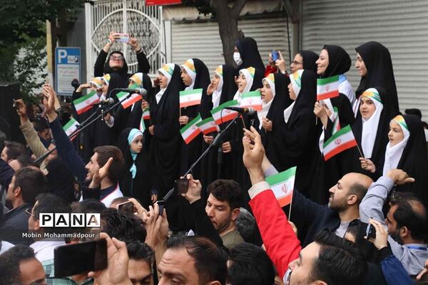 استقبال پرشکوه مردم تبریز از رئیس جمهوری