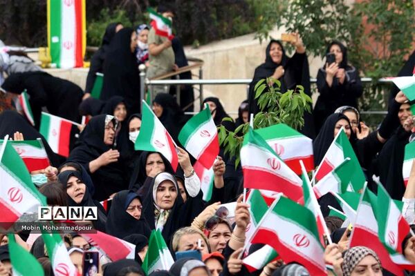 استقبال پرشکوه مردم تبریز از رئیس جمهوری