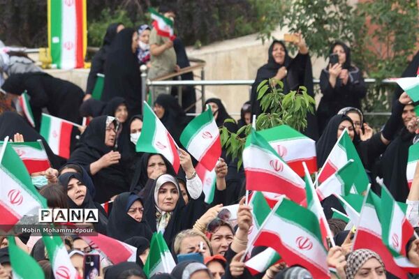استقبال پرشکوه مردم تبریز از رئیس جمهوری