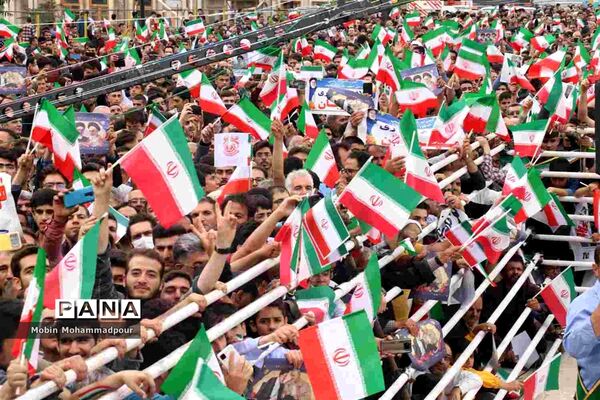 استقبال پرشکوه مردم تبریز از رئیس جمهوری