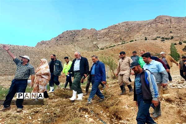حضور میدانی استاندار تهران و نظارت بر عملکرد دستگاه‌های خدمت رسان به شهروندان سیل زده در فیروز کوه