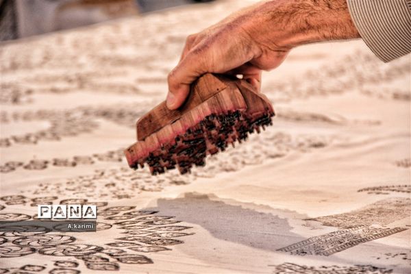 حضور عزت‌الله ضرغامی در کنار بزرگترین سفره قلمکار ایران در اصفهان