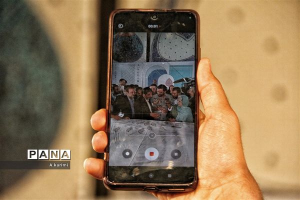 حضور عزت‌الله ضرغامی در کنار بزرگترین سفره قلمکار ایران در اصفهان