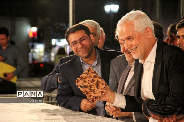 حضور عزت‌الله ضرغامی در کنار بزرگترین سفره قلمکار ایران در اصفهان