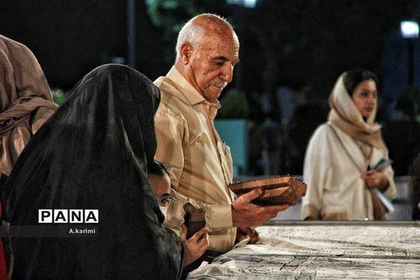 حضور عزت‌الله ضرغامی در کنار بزرگترین سفره قلمکار ایران در اصفهان