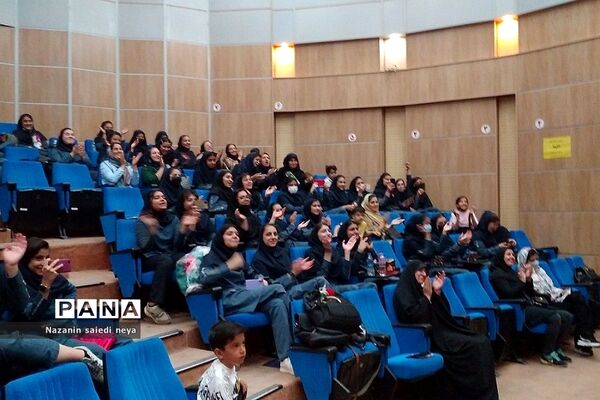 جشن فارغ‌التحصیلی دانش‌آموزان پایه نهم دبیرستان تربیت رودهن