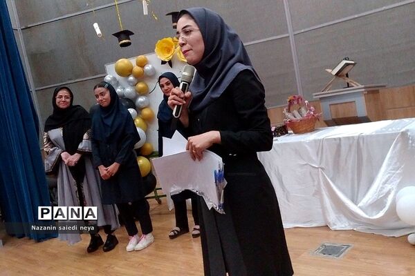 جشن فارغ‌التحصیلی دانش‌آموزان پایه نهم دبیرستان تربیت رودهن