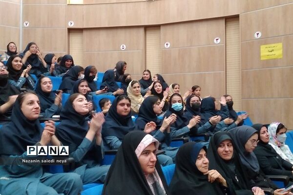 جشن فارغ‌التحصیلی دانش‌آموزان پایه نهم دبیرستان تربیت رودهن