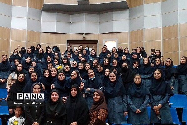 جشن فارغ‌التحصیلی دانش‌آموزان پایه نهم دبیرستان تربیت رودهن