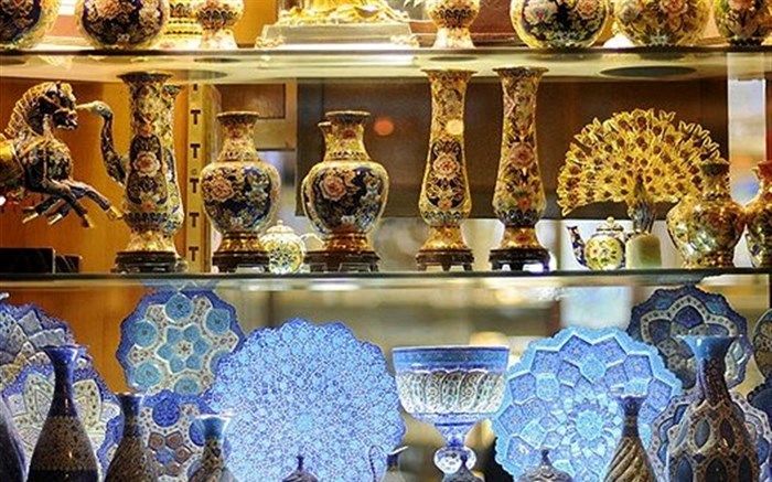 برپایی غرفه‌های صنایع دستی بمناسبت هفته صنایع‌دستی در موزه چهلستون اصفهان/ فیلم