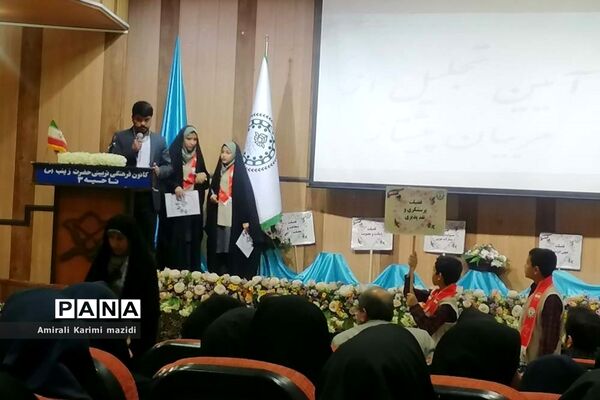 آیین تجلیل از مربیان سازمان دانش‌آموزی ناحیه 3 شیراز