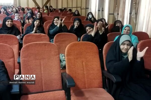 آیین تجلیل از مربیان سازمان دانش‌آموزی ناحیه 3 شیراز