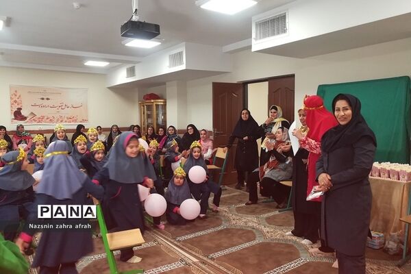 جشن الفبا دانش‌آموزان پایه اول دبستان برکت رودهن در پایان سال تحصیلی