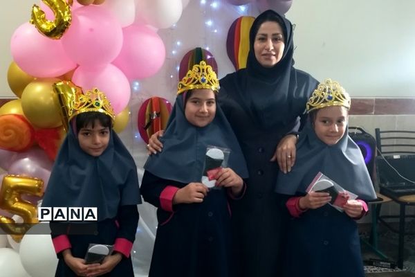 جشن الفبا دانش‌آموزان پایه اول دبستان برکت رودهن در پایان سال تحصیلی