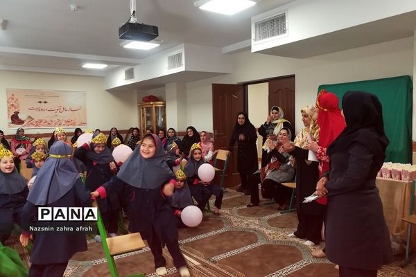 جشن الفبا دانش‌آموزان پایه اول دبستان برکت رودهن در پایان سال تحصیلی