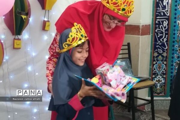 جشن الفبا دانش‌آموزان پایه اول دبستان برکت رودهن در پایان سال تحصیلی