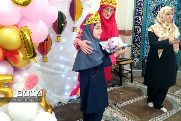 جشن الفبا دانش‌آموزان پایه اول دبستان برکت رودهن در پایان سال تحصیلی