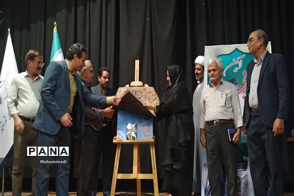 رونمایی از سه جلد کتاب جدید بانوی بافقی