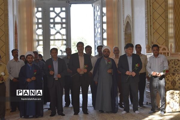 غبارروبی گلزار شهدای شهرستان بهاباد به‌مناسبت هفته جهاد کشاورزی
