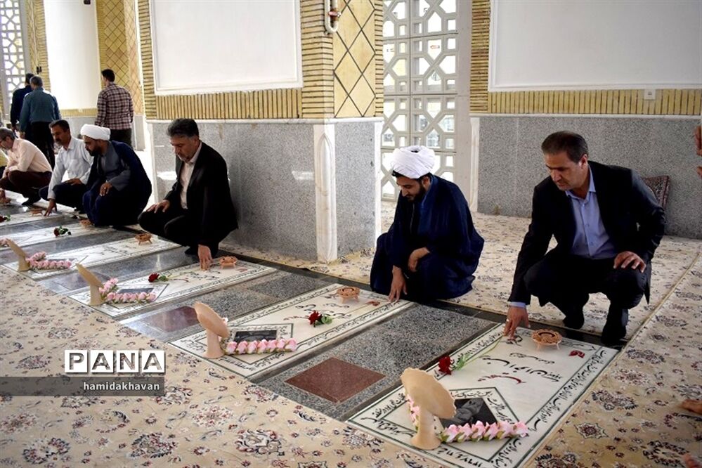 غبارروبی گلزار شهدای شهرستان بهاباد به‌مناسبت هفته جهاد کشاورزی