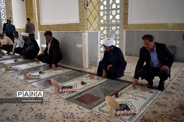 غبارروبی گلزار شهدای شهرستان بهاباد به‌مناسبت هفته جهاد کشاورزی