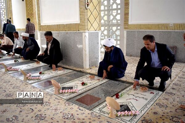 غبارروبی گلزار شهدای شهرستان بهاباد به‌مناسبت هفته جهاد کشاورزی