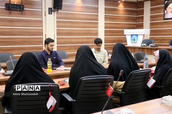 نشست نقد و اصلاح کتب درسی در محل سازمان دانش‌آموزی