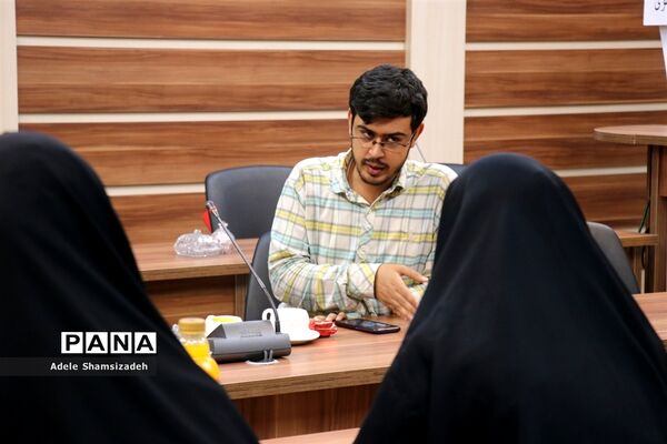 نشست نقد و اصلاح کتب درسی در محل سازمان دانش‌آموزی
