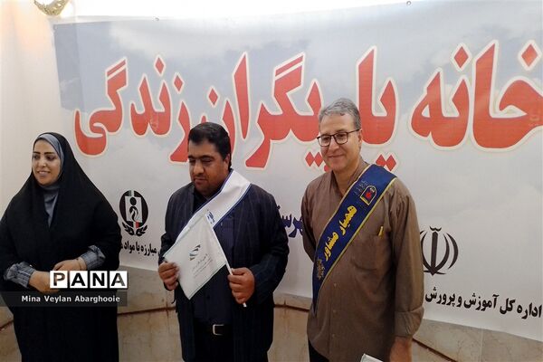 بازدید رئیس اداره پیشگیری در محیط کار ستاد مبارزه با موادمخدر از اولین اتاق نجات دانش‌آموزی کشور