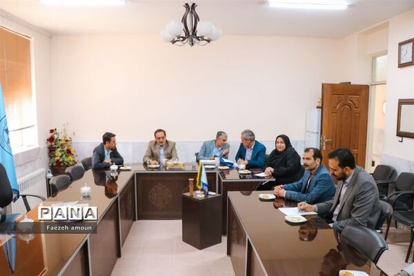 برپایی نمایشگاه فرهنگ و هنر در نگارخانه دبیرستان فرزانگان یزد