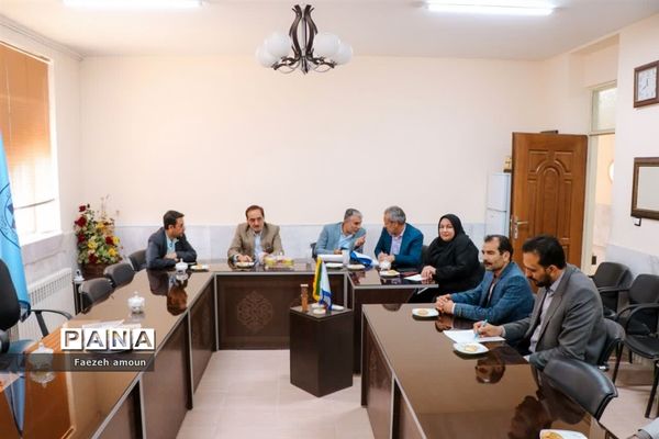 برپایی نمایشگاه فرهنگ و هنر در نگارخانه دبیرستان فرزانگان یزد