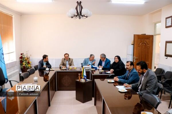 برپایی نمایشگاه فرهنگ و هنر در نگارخانه دبیرستان فرزانگان یزد