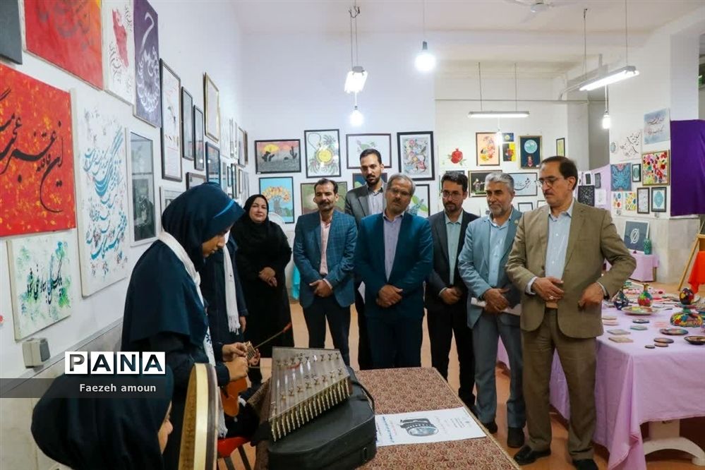 برپایی نمایشگاه فرهنگ و هنر در نگارخانه دبیرستان فرزانگان یزد