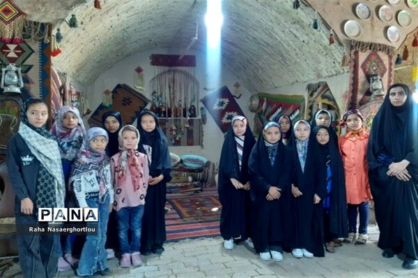 هفته صنایع‌دستی و بازدید دانش‌آموزان منطقه جوادآباد از کارهای دستی مهری تاجیک کار‌آفرین روستای محمد‌آباد عرب‌ها