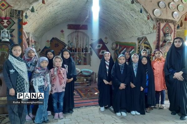 هفته صنایع‌دستی و بازدید دانش‌آموزان منطقه جوادآباد از کارهای دستی مهری تاجیک کار‌آفرین روستای محمد‌آباد عرب‌ها