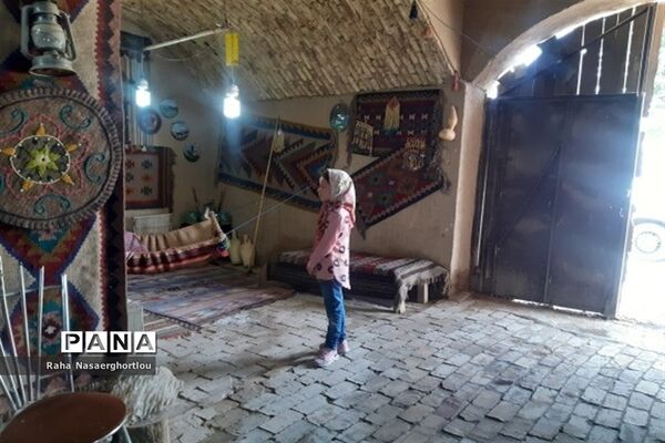 هفته صنایع‌دستی و بازدید دانش‌آموزان منطقه جوادآباد از کارهای دستی مهری تاجیک کار‌آفرین روستای محمد‌آباد عرب‌ها