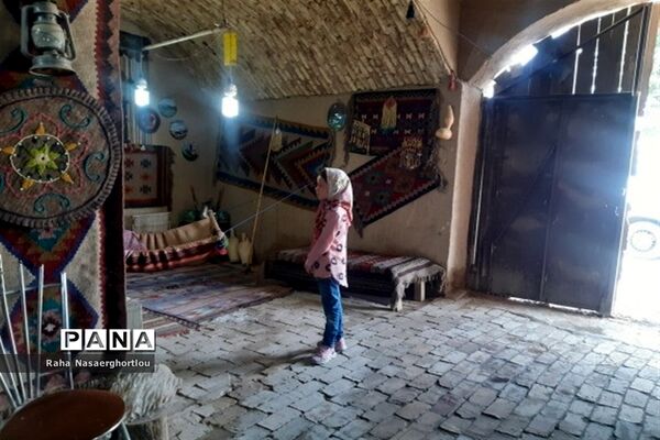 هفته صنایع‌دستی و بازدید دانش‌آموزان منطقه جوادآباد از کارهای دستی مهری تاجیک کار‌آفرین روستای محمد‌آباد عرب‌ها
