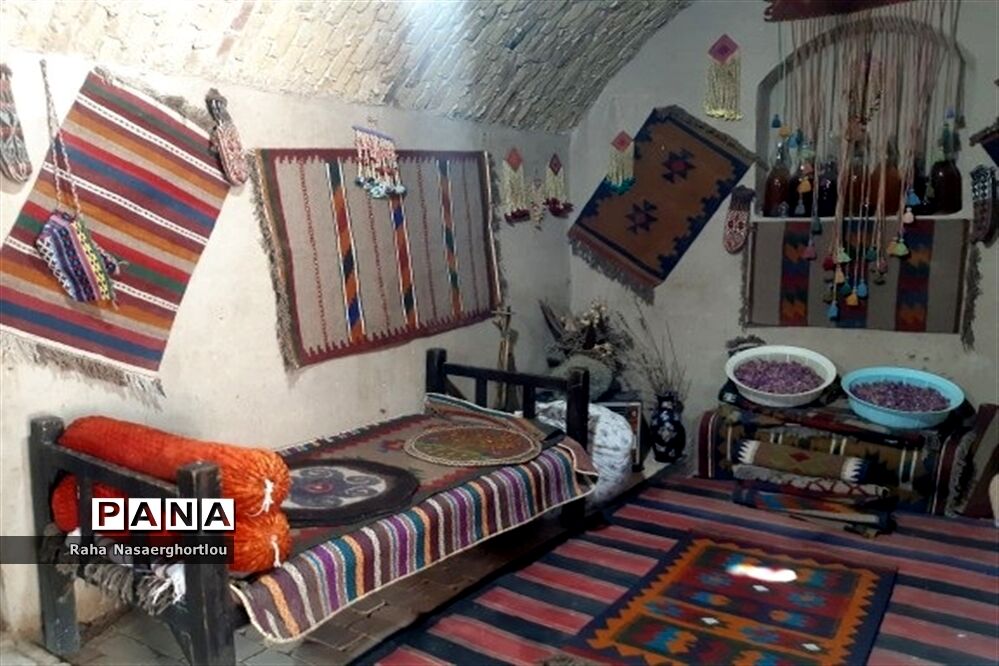 هفته صنایع‌دستی و بازدید دانش‌آموزان منطقه جوادآباد از کارهای دستی مهری تاجیک کار‌آفرین روستای محمد‌آباد عرب‌ها