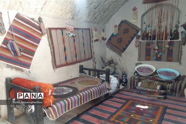 هفته صنایع‌دستی و بازدید دانش‌آموزان منطقه جوادآباد از کارهای دستی مهری تاجیک کار‌آفرین روستای محمد‌آباد عرب‌ها