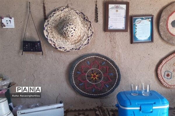 هفته صنایع‌دستی و بازدید دانش‌آموزان منطقه جوادآباد از کارهای دستی مهری تاجیک کار‌آفرین روستای محمد‌آباد عرب‌ها