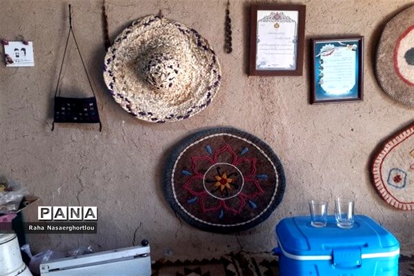 هفته صنایع‌دستی و بازدید دانش‌آموزان منطقه جوادآباد از کارهای دستی مهری تاجیک کار‌آفرین روستای محمد‌آباد عرب‌ها