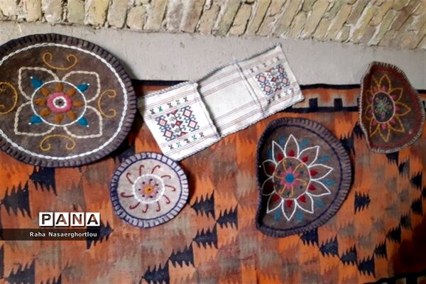 هفته صنایع‌دستی و بازدید دانش‌آموزان منطقه جوادآباد از کارهای دستی مهری تاجیک کار‌آفرین روستای محمد‌آباد عرب‌ها
