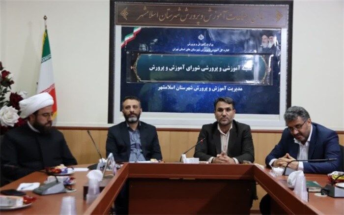 جامعه فرهنگیان تبلور واقعی ایثارگری با حداقل امکانات هستند