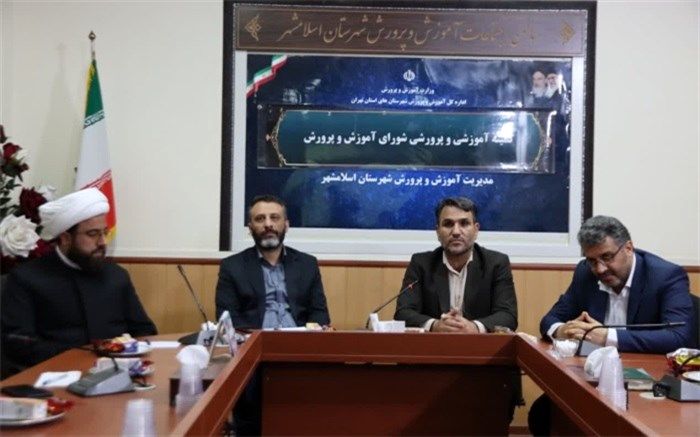 جامعه فرهنگیان تبلور واقعی ایثارگری با حداقل امکانات هستند