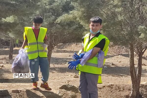 دانش‌آموزان دوستدار محیط‌زیست به کمک پاکبانان برای پاکسازی محیط زیست رفتند