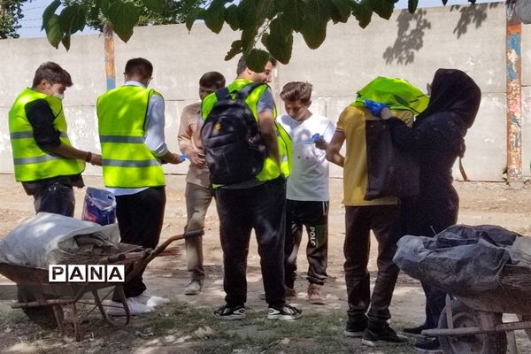 دانش‌آموزان دوستدار محیط‌زیست به کمک پاکبانان برای پاکسازی محیط زیست رفتند