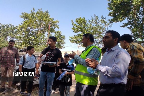 دانش‌آموزان دوستدار محیط‌زیست به کمک پاکبانان برای پاکسازی محیط زیست رفتند