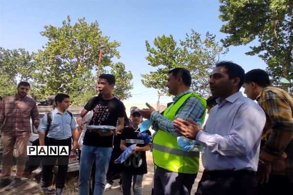 دانش‌آموزان دوستدار محیط‌زیست به کمک پاکبانان برای پاکسازی محیط زیست رفتند