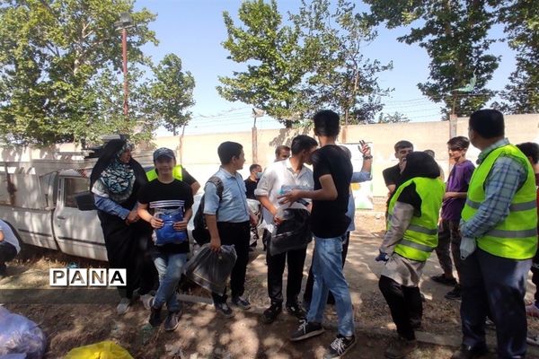 دانش‌آموزان دوستدار محیط‌زیست به کمک پاکبانان برای پاکسازی محیط زیست رفتند
