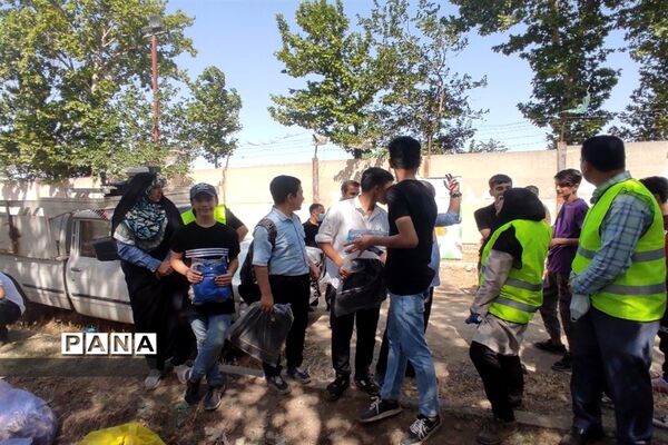 دانش‌آموزان دوستدار محیط‌زیست به کمک پاکبانان برای پاکسازی محیط زیست رفتند